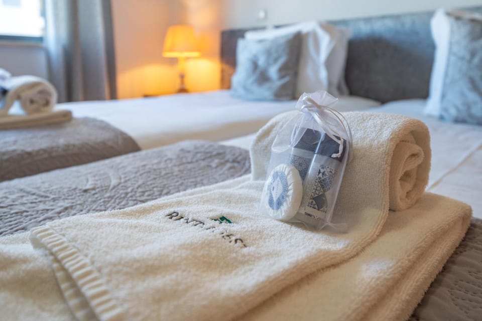 Bed, towels