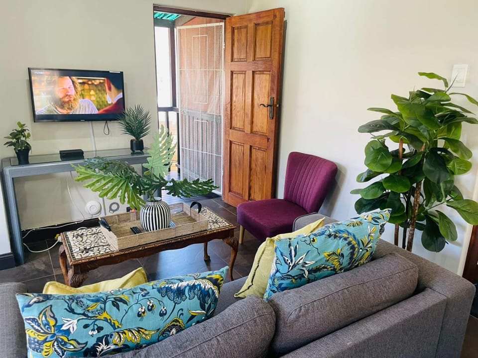 TV and multimedia, Seating area, Dining area