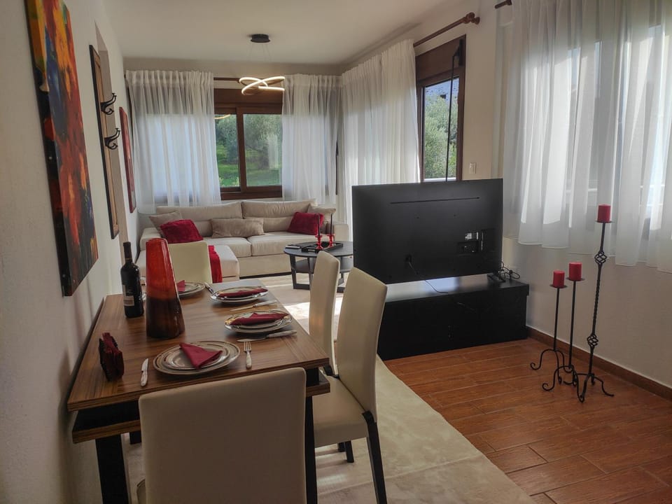 TV and multimedia, Living room, Seating area, Dining area