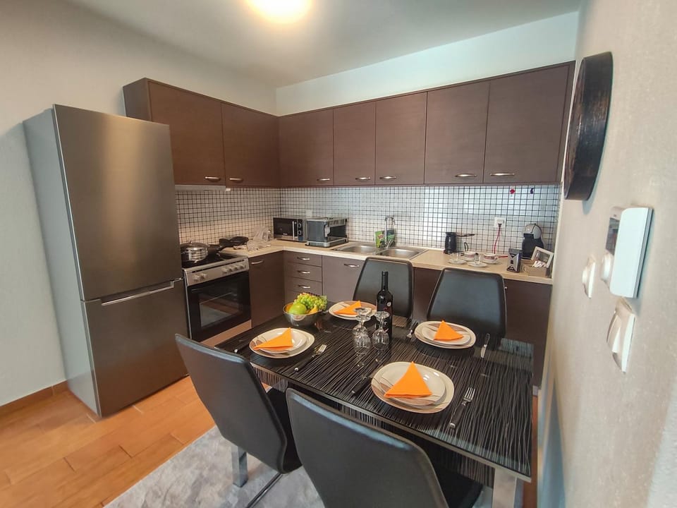 Coffee/tea facilities, Kitchen or kitchenette, Food and drinks, Dining area, Food, minibar, pet friendly, stove