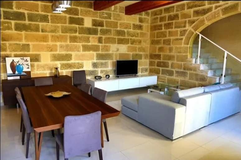 Communal lounge/ TV room, TV and multimedia, Living room, Seating area, Dining area, Evening entertainment