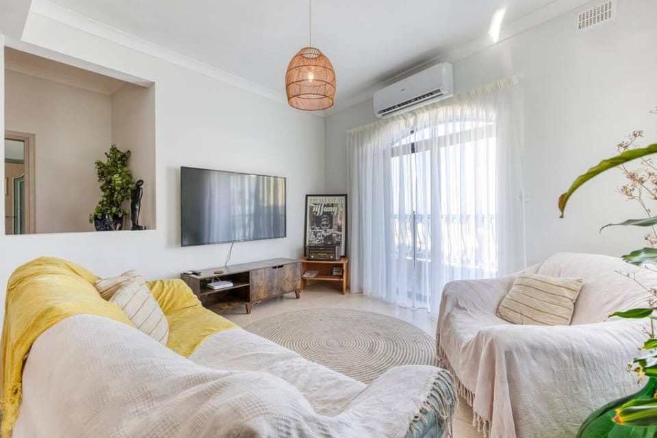 Communal lounge/ TV room, TV and multimedia, Living room, Seating area, Evening entertainment, Bedroom, air conditioner
