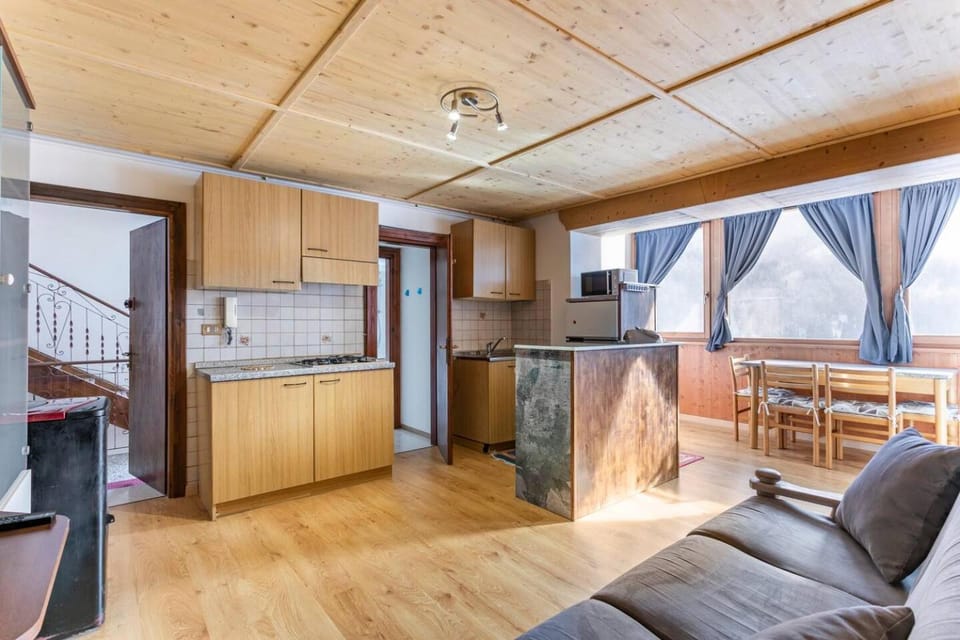 Kitchen or kitchenette, Living room, Seating area, minibar, stove