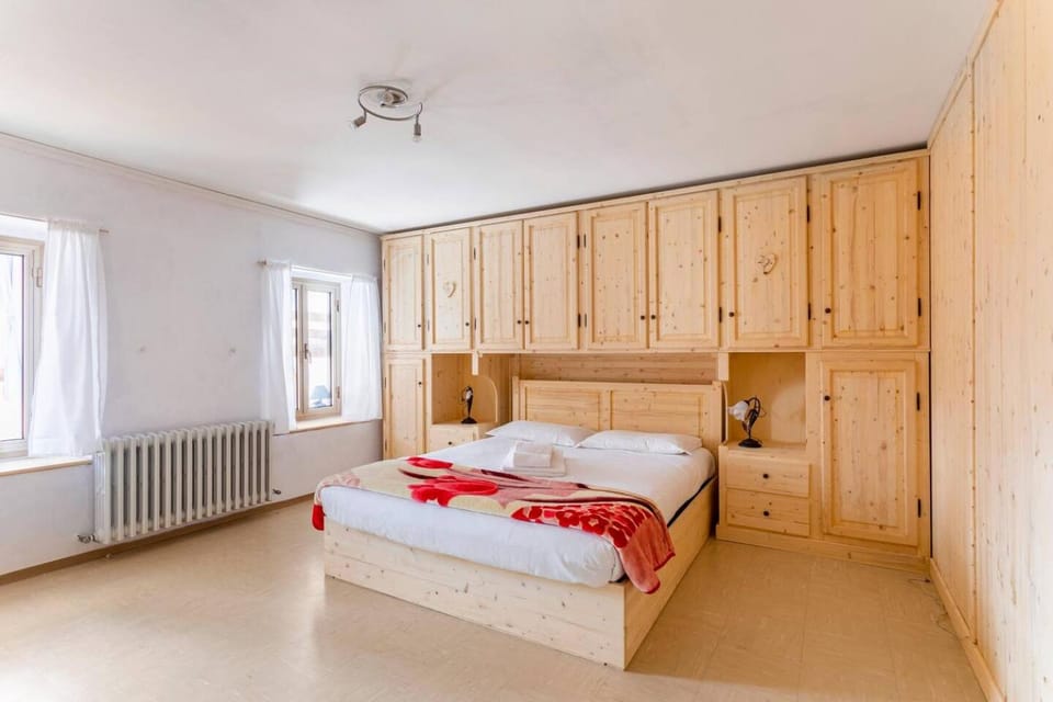 Bed, Photo of the whole room, Bedroom, internet, wardrobe