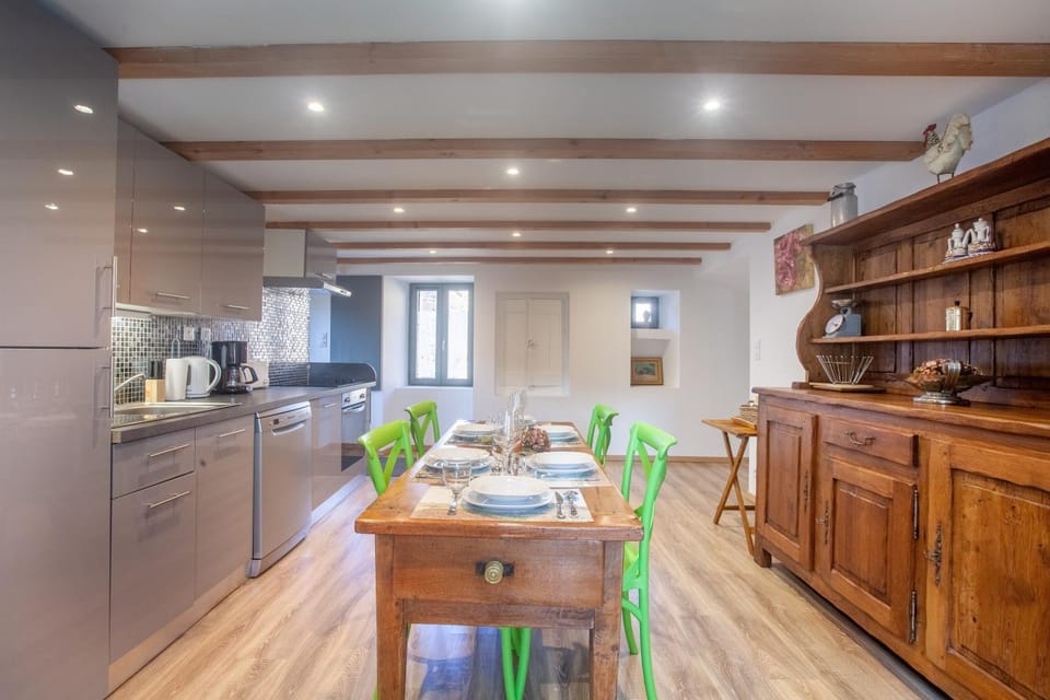 Kitchen or kitchenette, Dining area