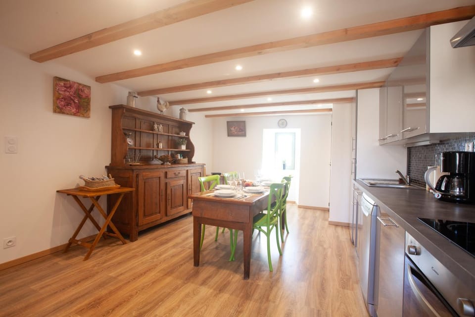 Kitchen or kitchenette, Dining area