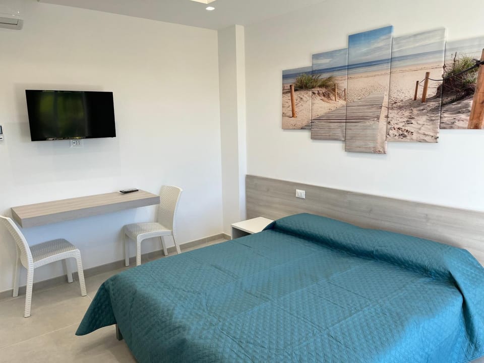 Bed, TV and multimedia, Bedroom