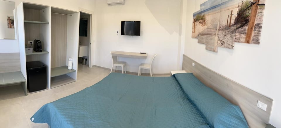 Bed, TV and multimedia, Photo of the whole room, Bedroom, hair dresser