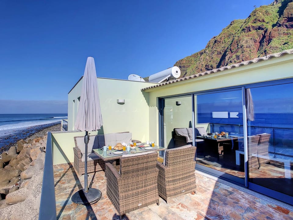 On the Wave - Ocean Edge Retreat House by LS Villa in Madeira District