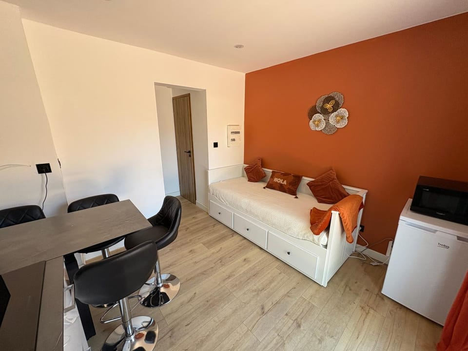 f2 4 pers 5min commerce plages Apartment in Roquebrune-sur-Argens
