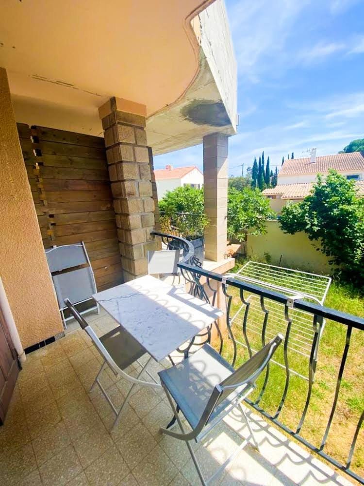 f2 4 pers 5min commerce plages Apartment in Roquebrune-sur-Argens