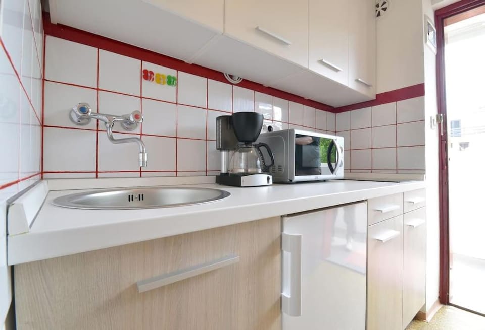 Coffee/tea facilities, Kitchen or kitchenette, minibar, stove