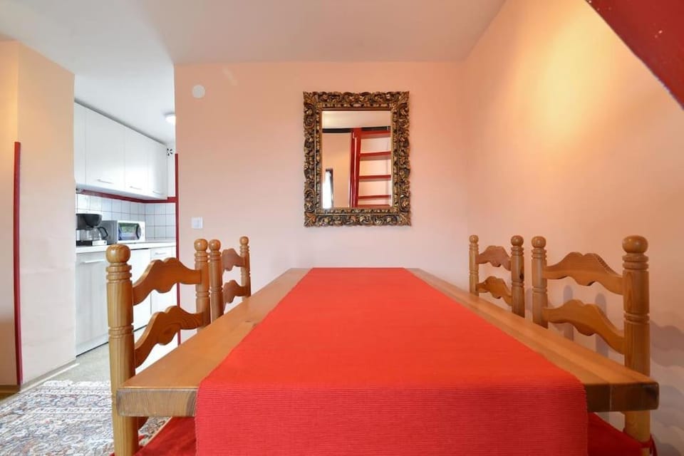 Photo of the whole room, Dining area