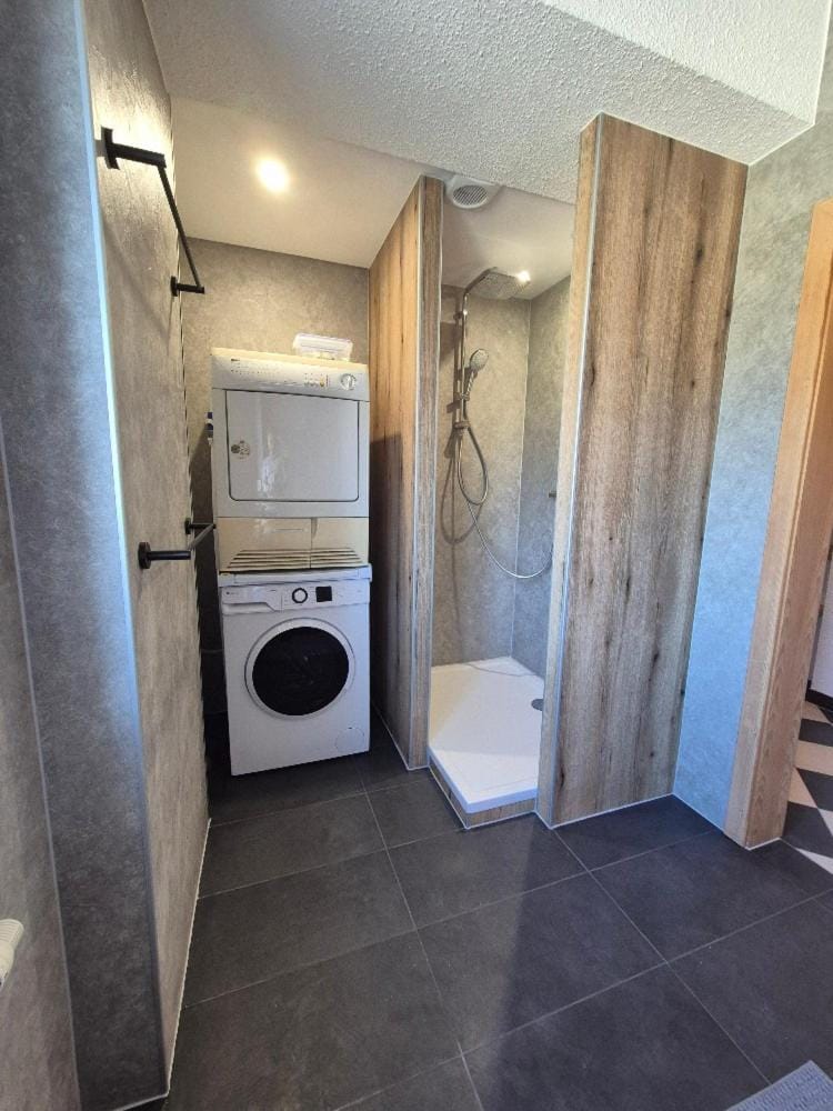 Shower, Bathroom, washing machine, dryer