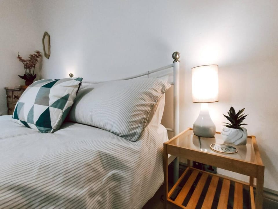 Large 2 Bed in Twickenham High Street Apartment in Twickenham
