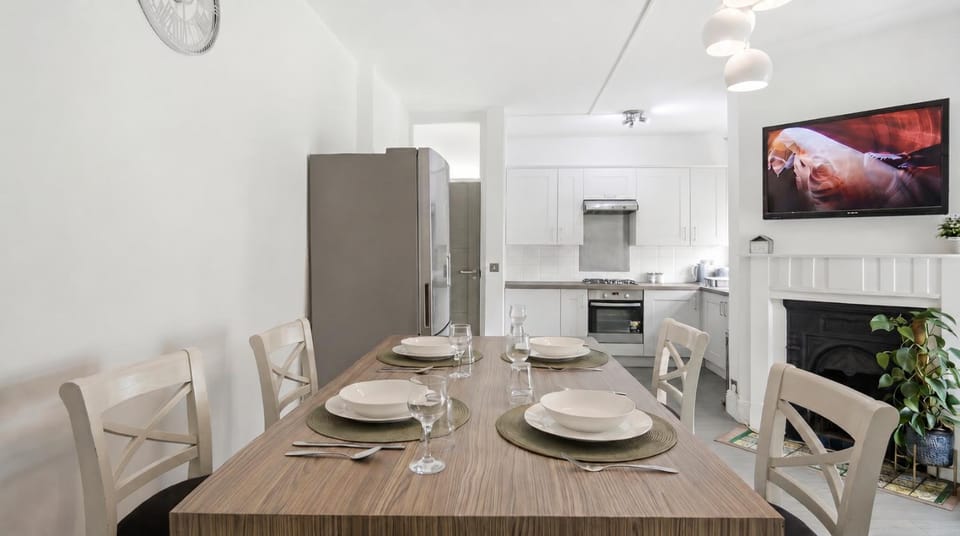 Large 2 Bed in Twickenham High Street Apartment in Twickenham