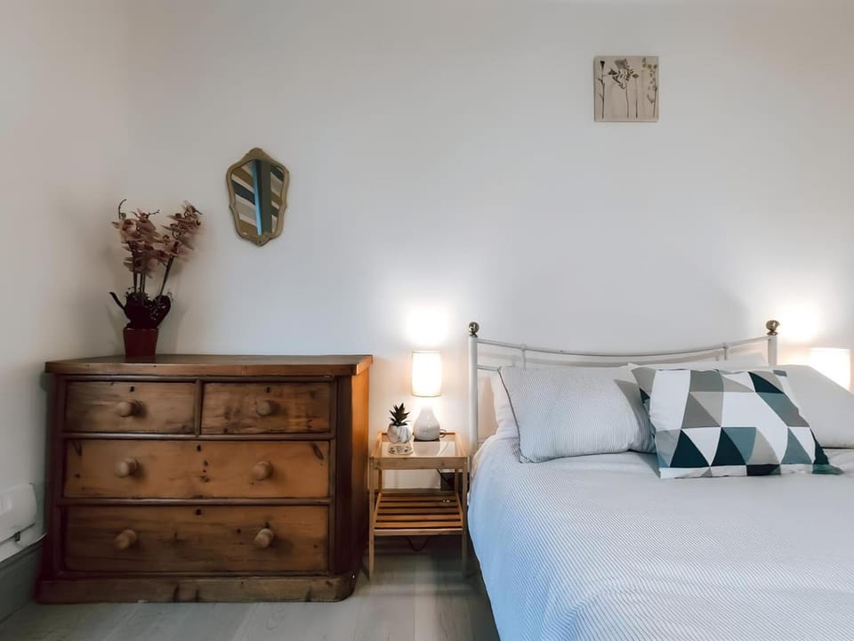 Large 2 Bed in Twickenham High Street Apartment in Twickenham