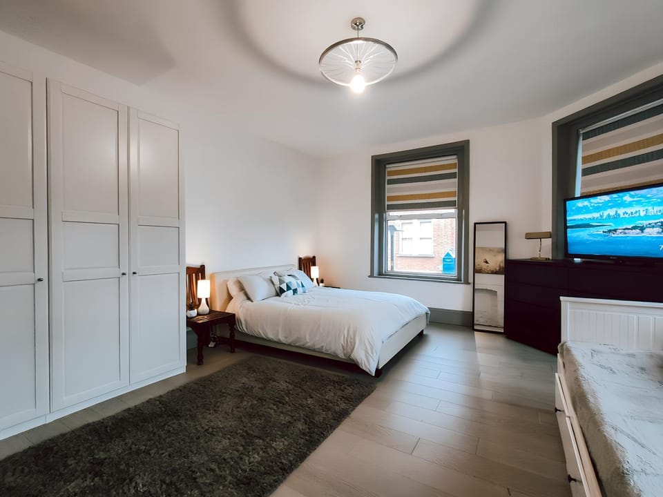 Large 2 Bed in Twickenham High Street Apartment in Twickenham