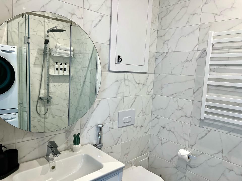 Shower, towels