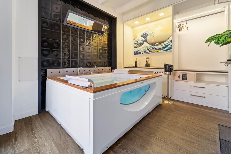 Hot Tub, Bathroom