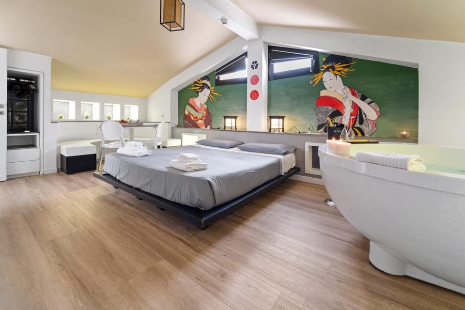 Bed, Hot Tub, Bathroom, Photo of the whole room, Bedroom, Bath, towels