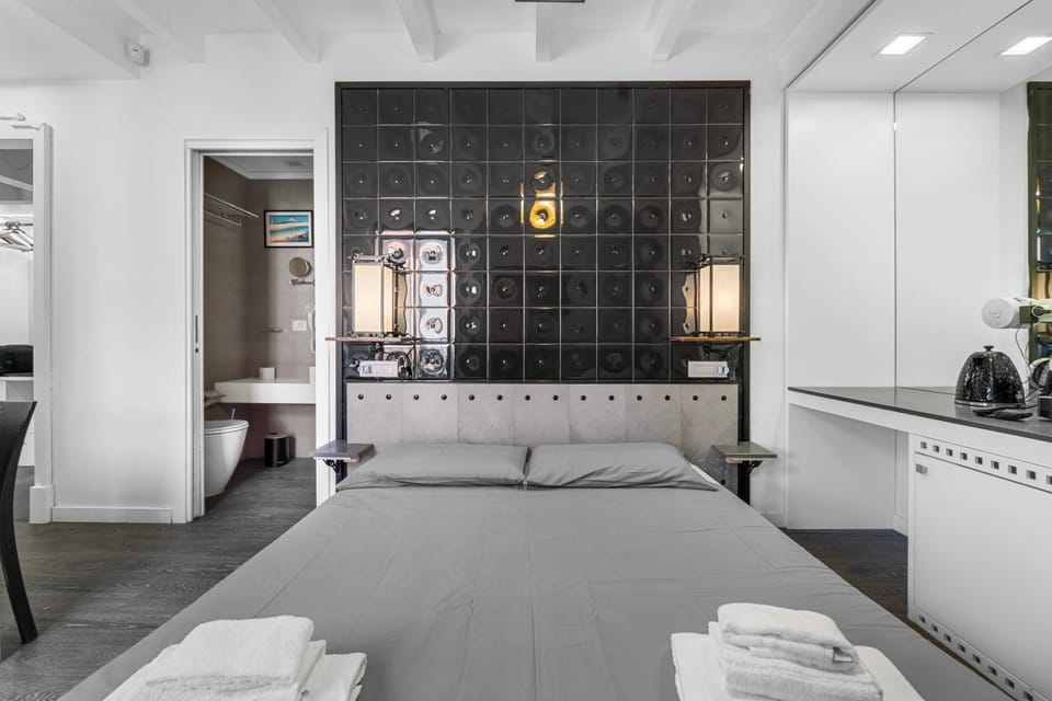 Photo of the whole room, Bedroom, towels