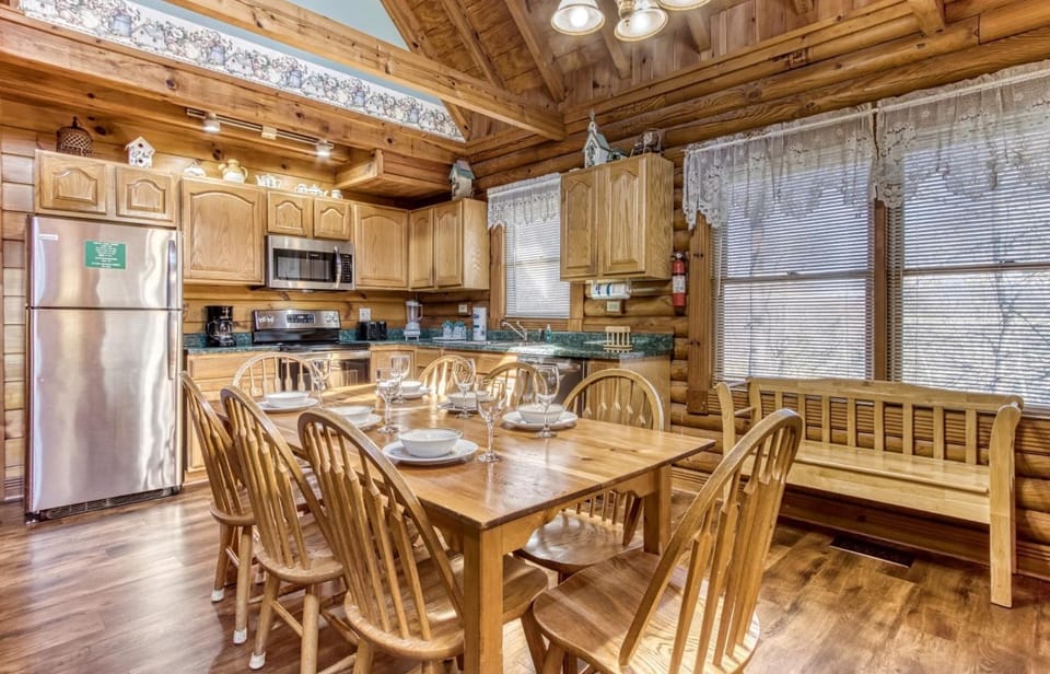 Kitchen or kitchenette, Dining area