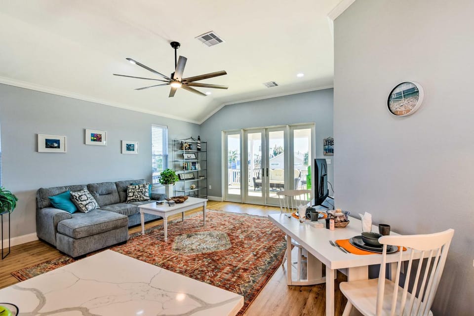 half Mi to Jamaica Beach Family Gem with Pool Access House in Jamaica Beach