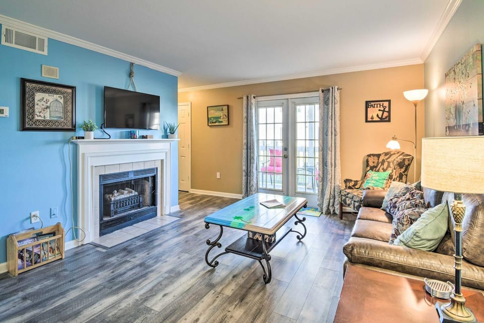 5 Mi to Beach: Gulf Shores Condo w/ Perks! House in Gulf Shores