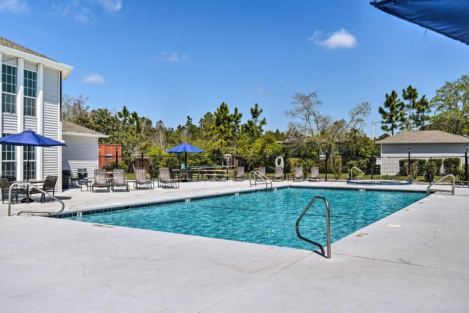 5 Mi to Beach: Gulf Shores Condo w/ Perks! House in Gulf Shores
