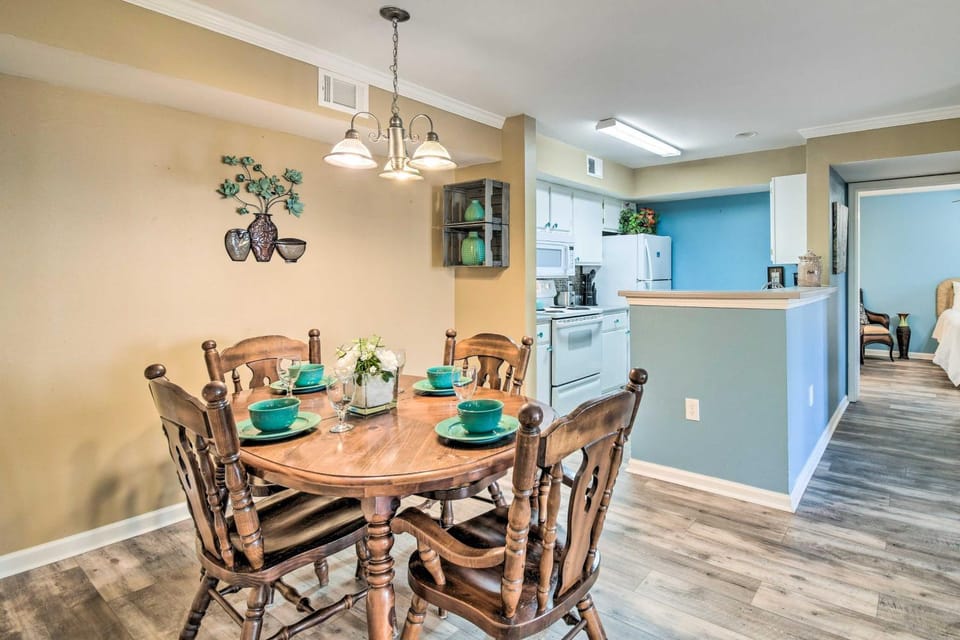 5 Mi to Beach: Gulf Shores Condo w/ Perks! House in Gulf Shores
