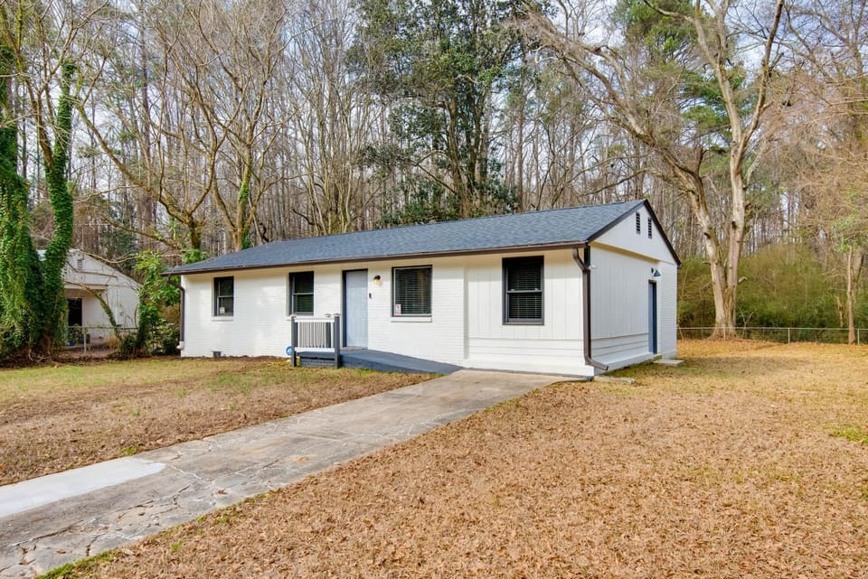 6 Mi to Mercedes-Benz! Pet-Friendly Yard in ATL House in Atlanta