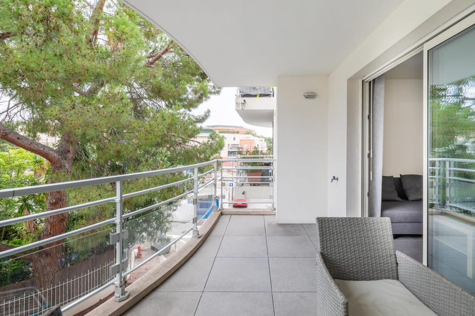 Le Printemps, centre Juan Les Pins , 100m des plages, 70m de la gare de Juan Les Pins Apartment in Antibes