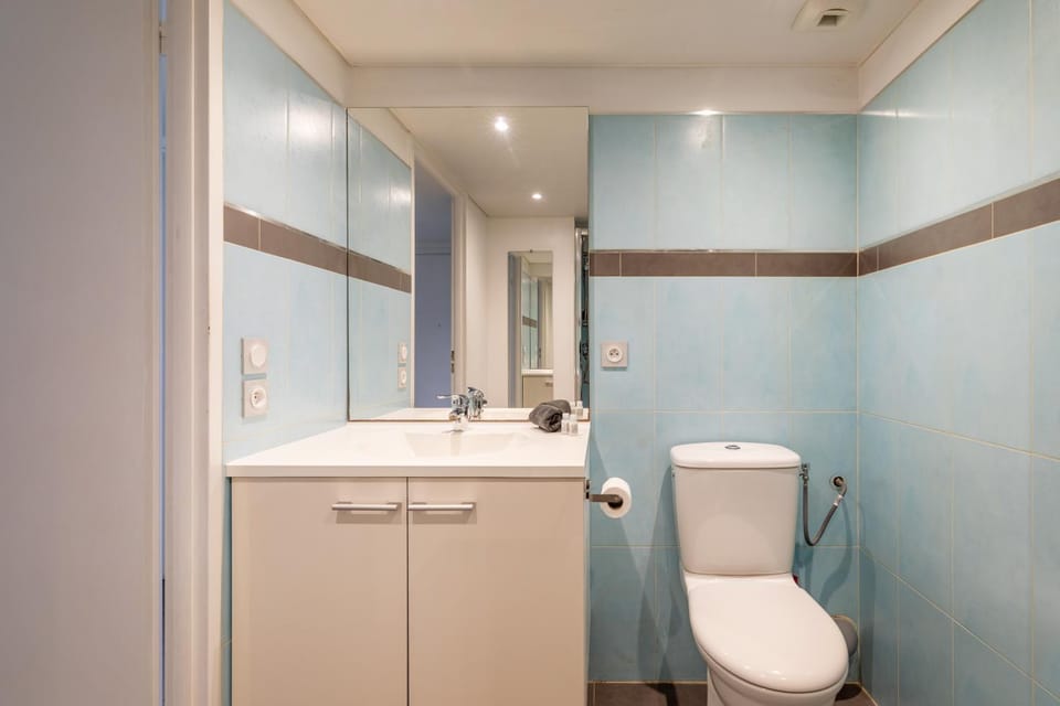 Le Printemps, centre Juan Les Pins , 100m des plages, 70m de la gare de Juan Les Pins Apartment in Antibes
