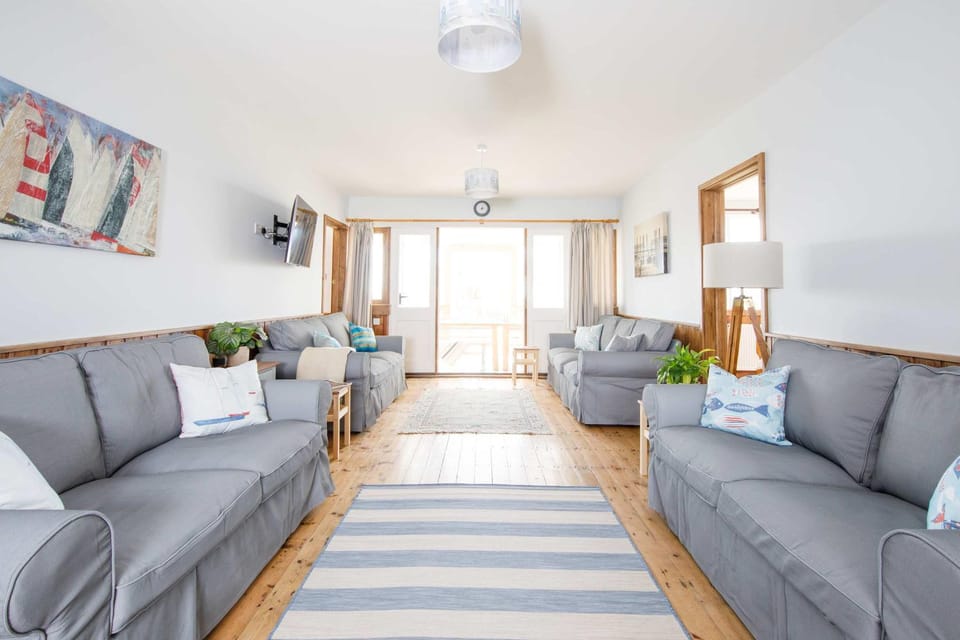 Bright & Dreamy On the Beach Garden & Balcony House in Chichester District