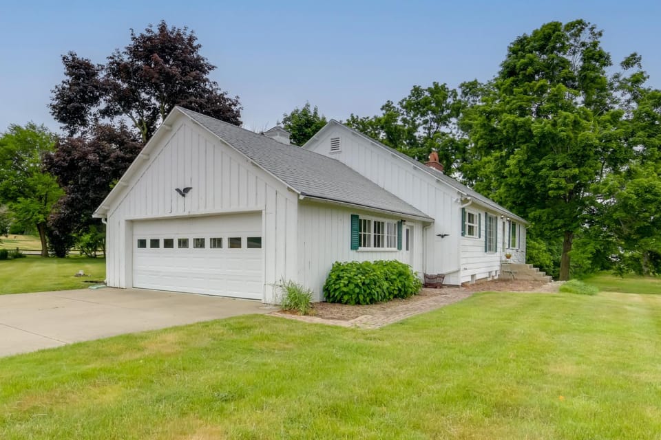 Cozy Hillsdale Home about 1 Mi to Baw Beese Lake! House in Ohio