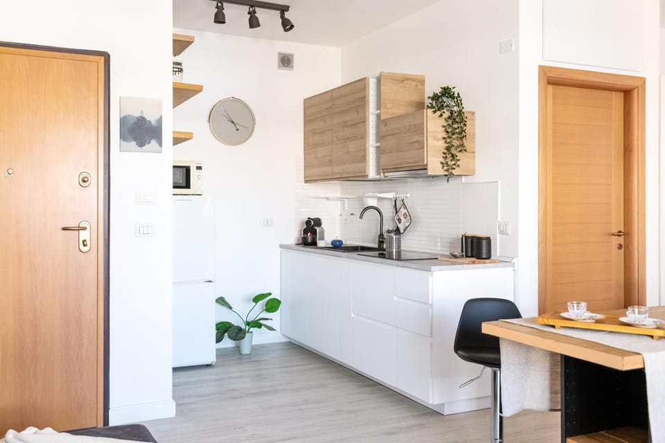 Coffee/tea facilities, Kitchen or kitchenette, Dining area, minibar