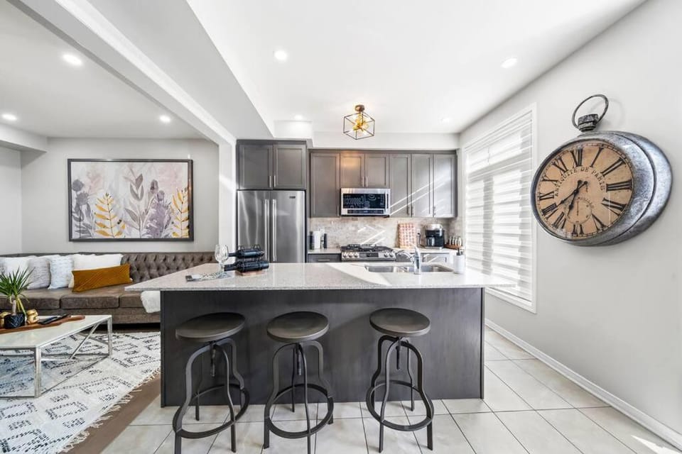 Modern 4 Level home-Game room/Parking/Near Airport House in Brampton