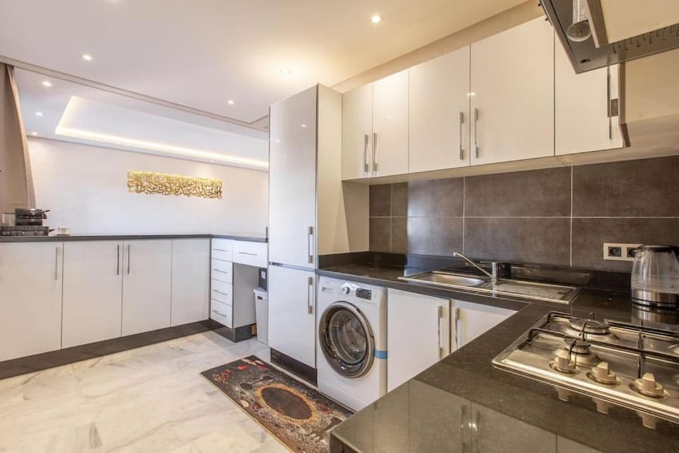 Kitchen or kitchenette, pet friendly, stove, washing machine