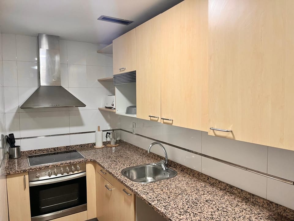 Kitchen or kitchenette, dishwasher, stove