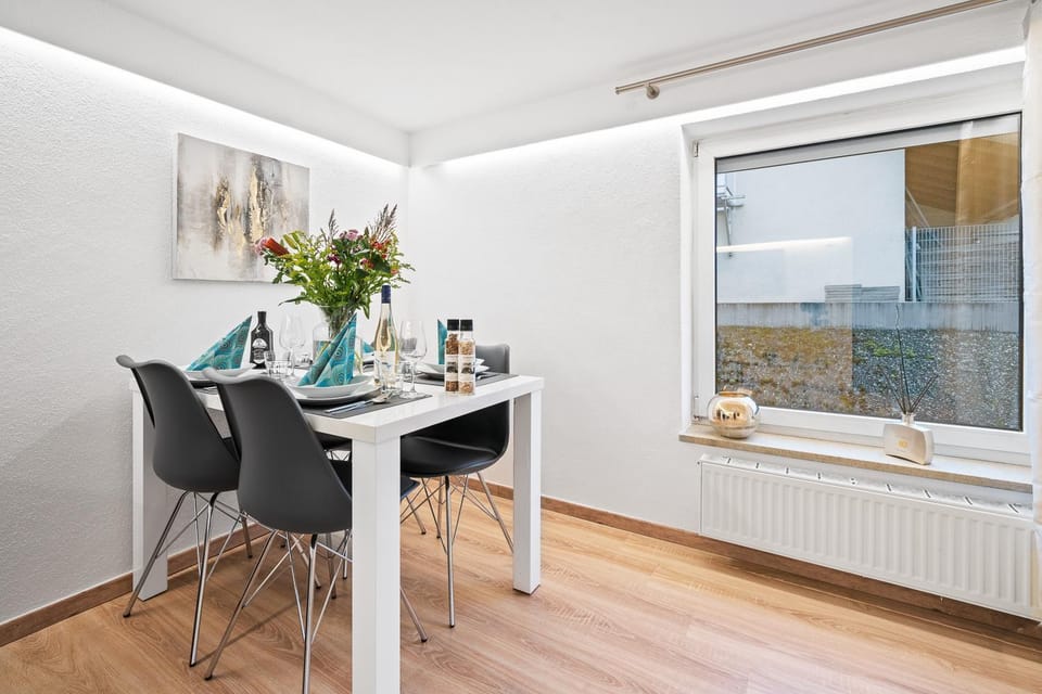 Seating area, Dining area
