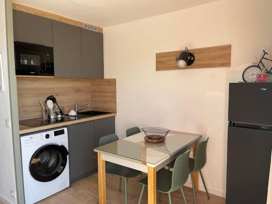 Coffee/tea facilities, Kitchen or kitchenette, Dining area, dishwasher, stove, toaster, washing machine