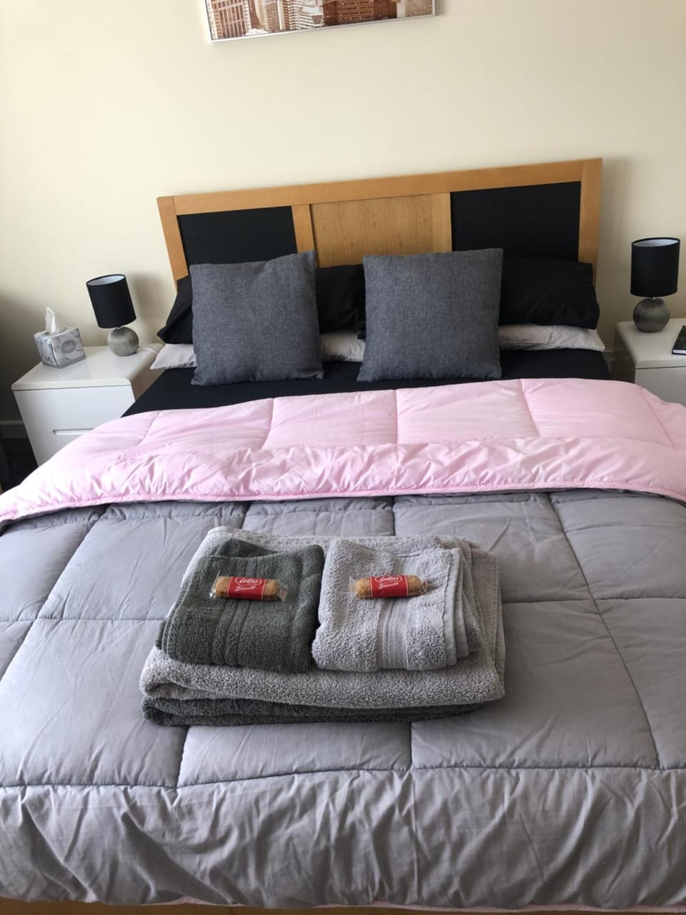 Bed, Bedroom, towels
