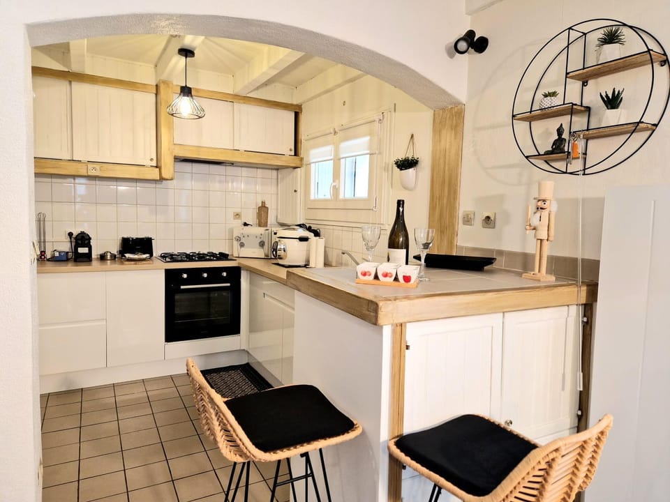 Coffee/tea facilities, minibar, oven, stove, kitchen