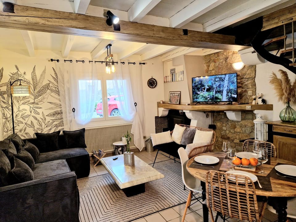 TV and multimedia, Living room, Seating area, fireplace, internet