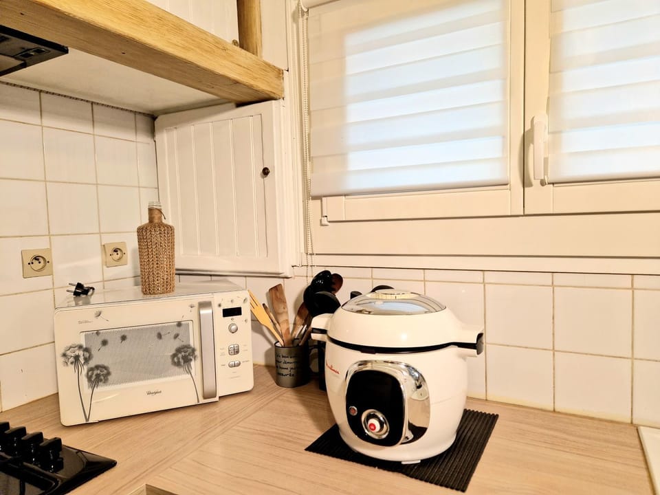 microwave, kitchen