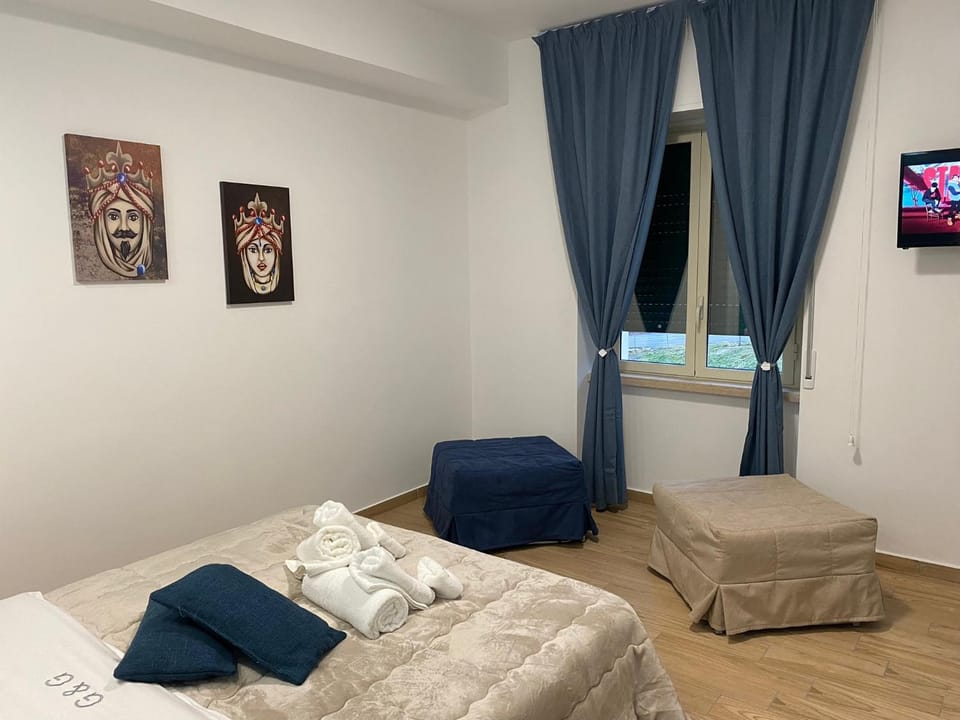 Bed, TV and multimedia, Photo of the whole room, Bedroom