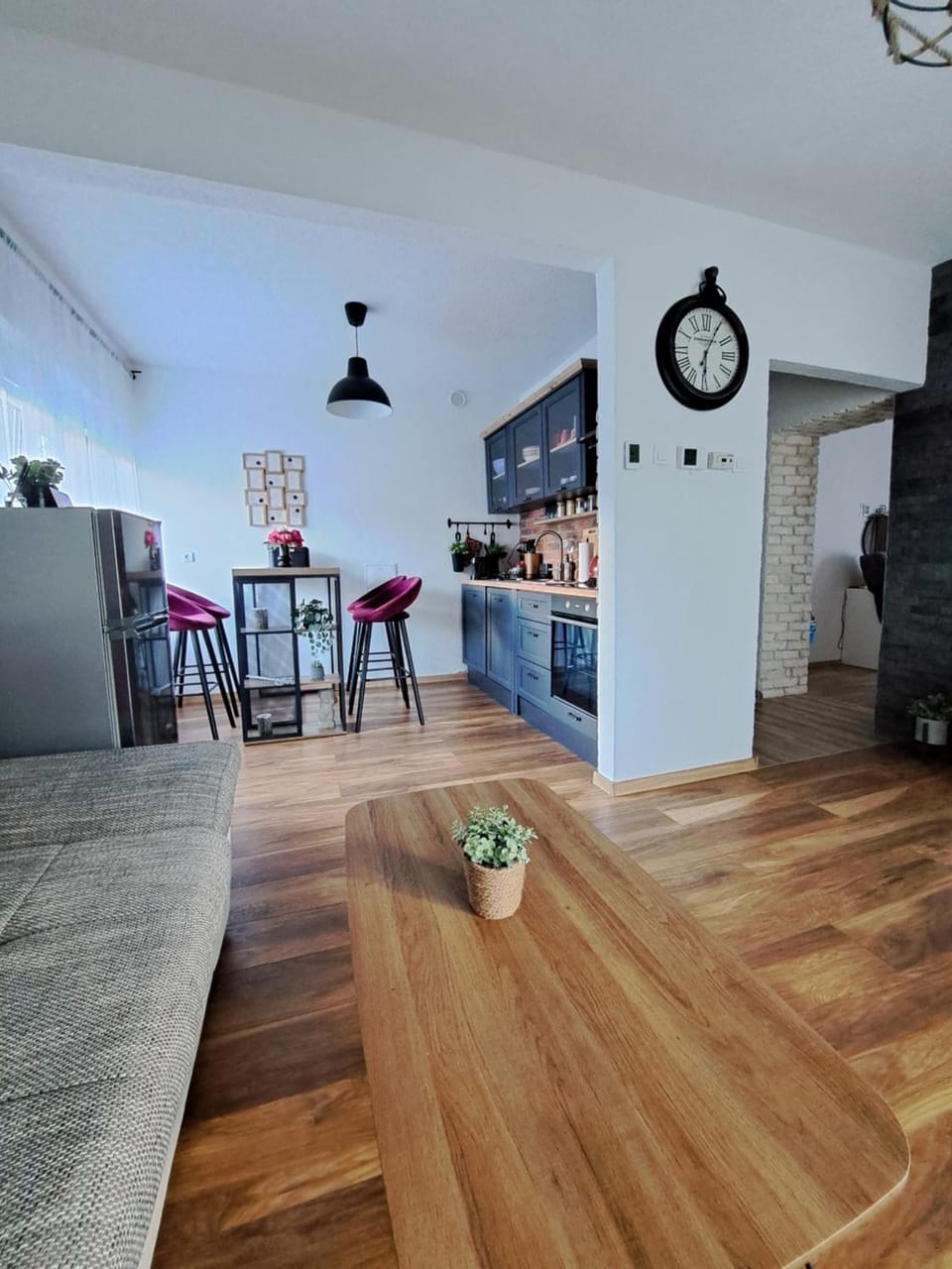 TV and multimedia, Kitchen or kitchenette, Living room, Seating area, Dining area