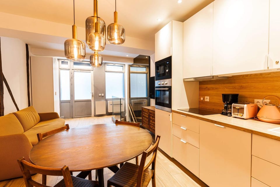 TV and multimedia, Kitchen or kitchenette, Living room, Seating area, Dining area, oven, stove