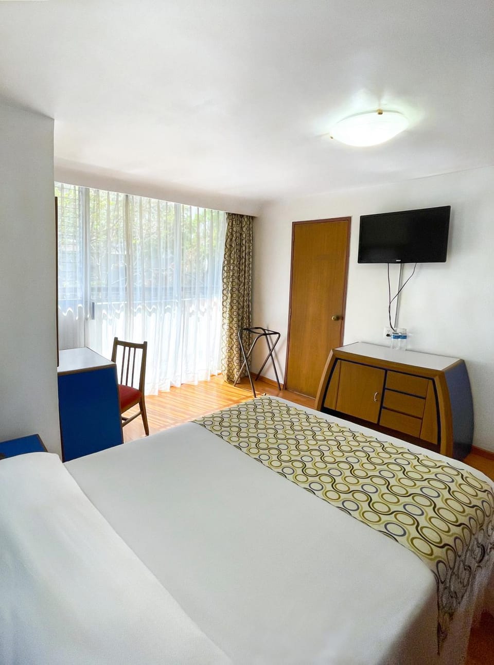 Bed, TV and multimedia, Photo of the whole room, Bedroom
